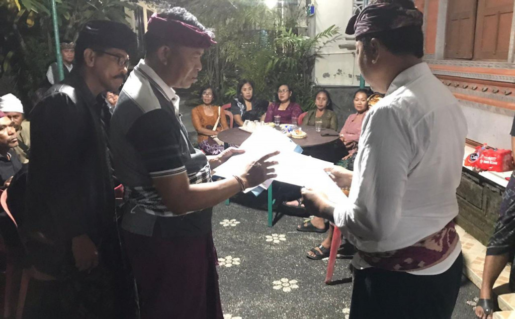 Dalung Smartvillage Penyerahan KK Baru dan Akta Kematian kepada Perwakilan Keluarga di Banjar Pendem